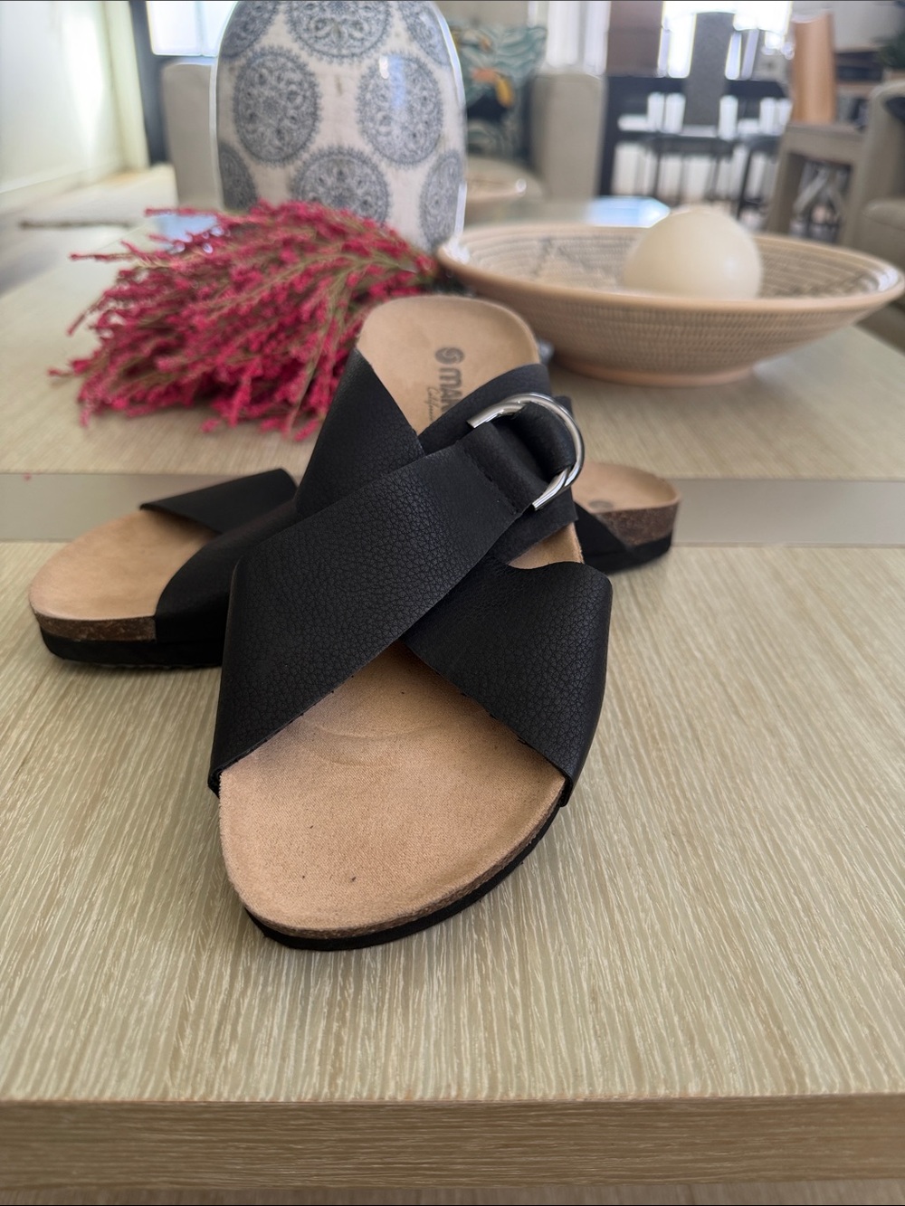 Makalu California Women’s Black Cross-Band Slide Sandals with Buckle